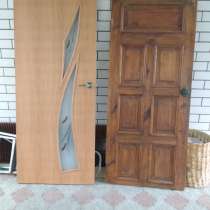 2 двери б/у, одна чисто деревянная, в Астрахани
