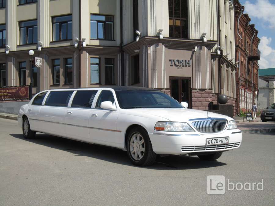 Белый лимузин везет меня по мкаду. Lincoln Town car лимузин белый. Lincoln Town car 2 лимузин. Лимузин Lincoln 1923. Боковые фонарики лимузин Линкольн.